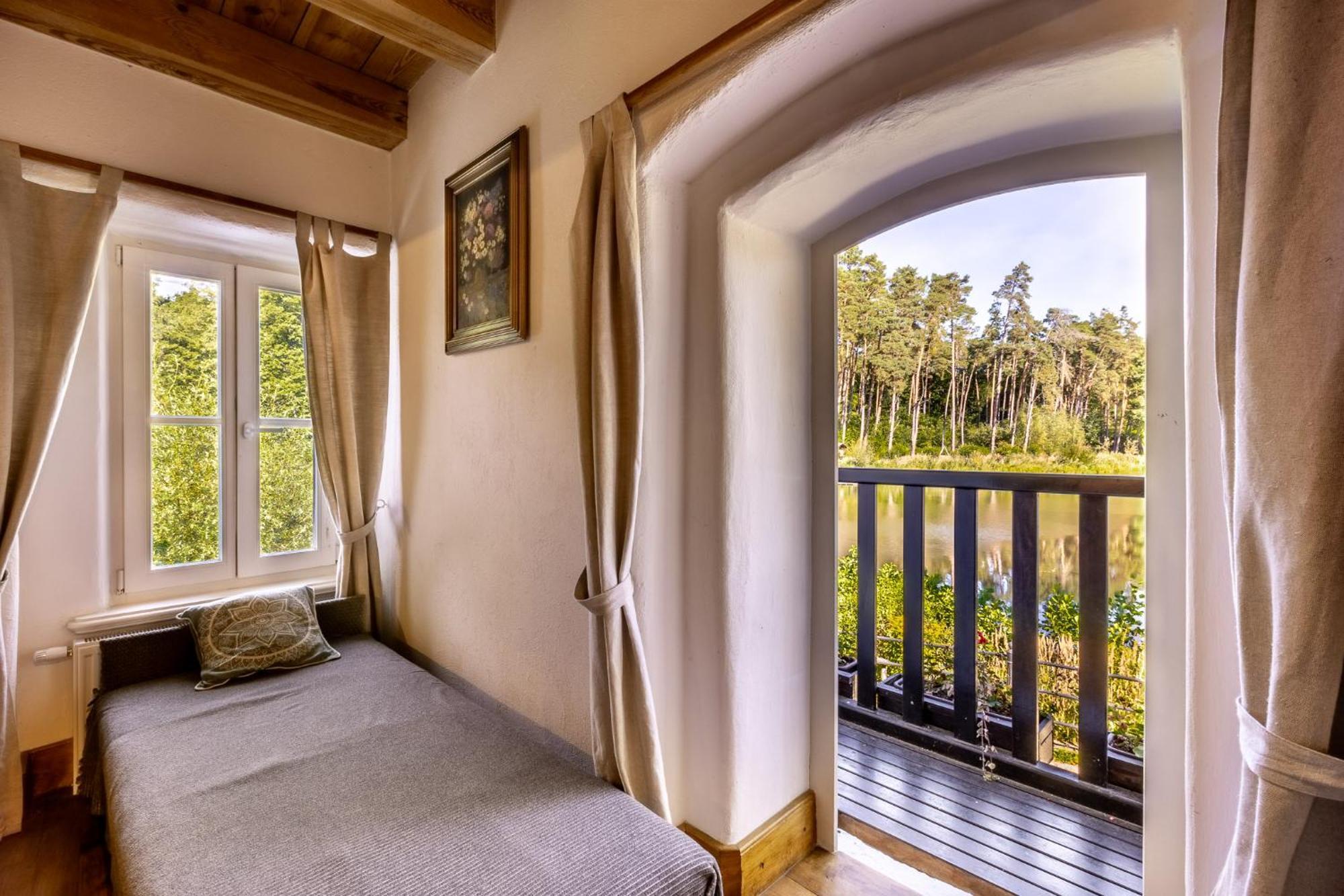 Bed and Breakfast Gosciniec Pod Zajacem Олесница Экстерьер фото