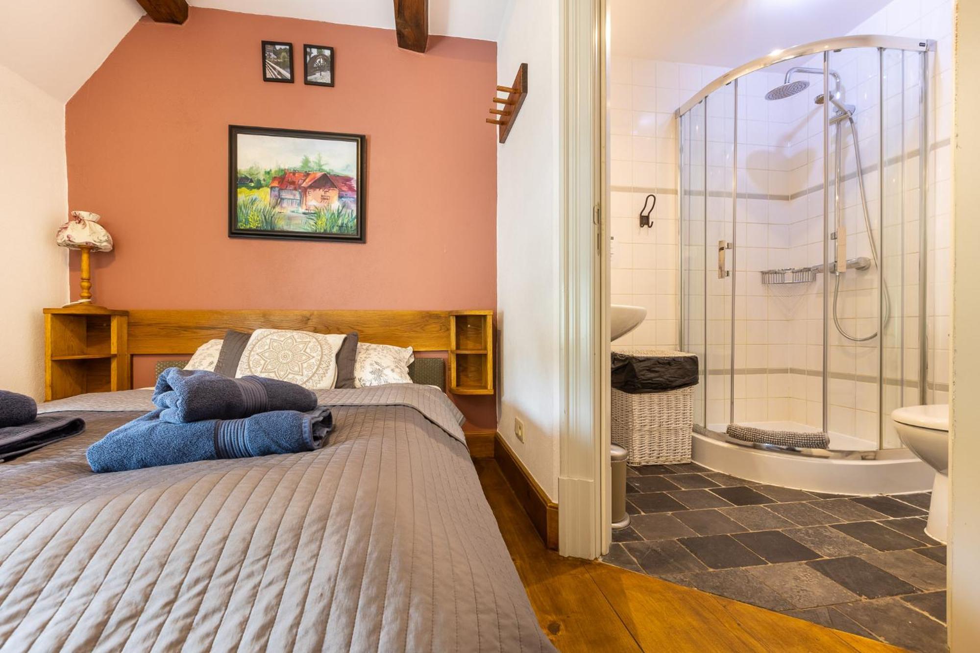 Bed and Breakfast Gosciniec Pod Zajacem Олесница Экстерьер фото